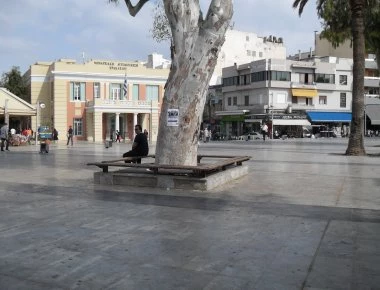 Επεισόδια στο κέντρο του Ηρακλείου μεταξύ οπαδών Ολυμπιακού και ΑΕΚ (βίντεο)